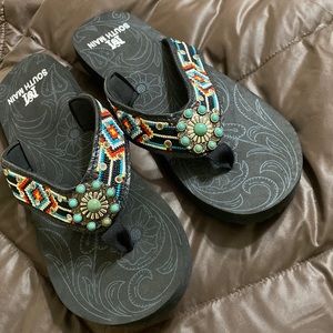 Womens size 8/9 South Main flip flops